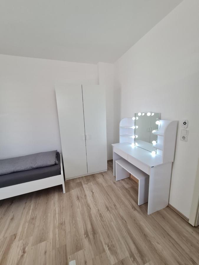 Ganze Lage In Apartment *
